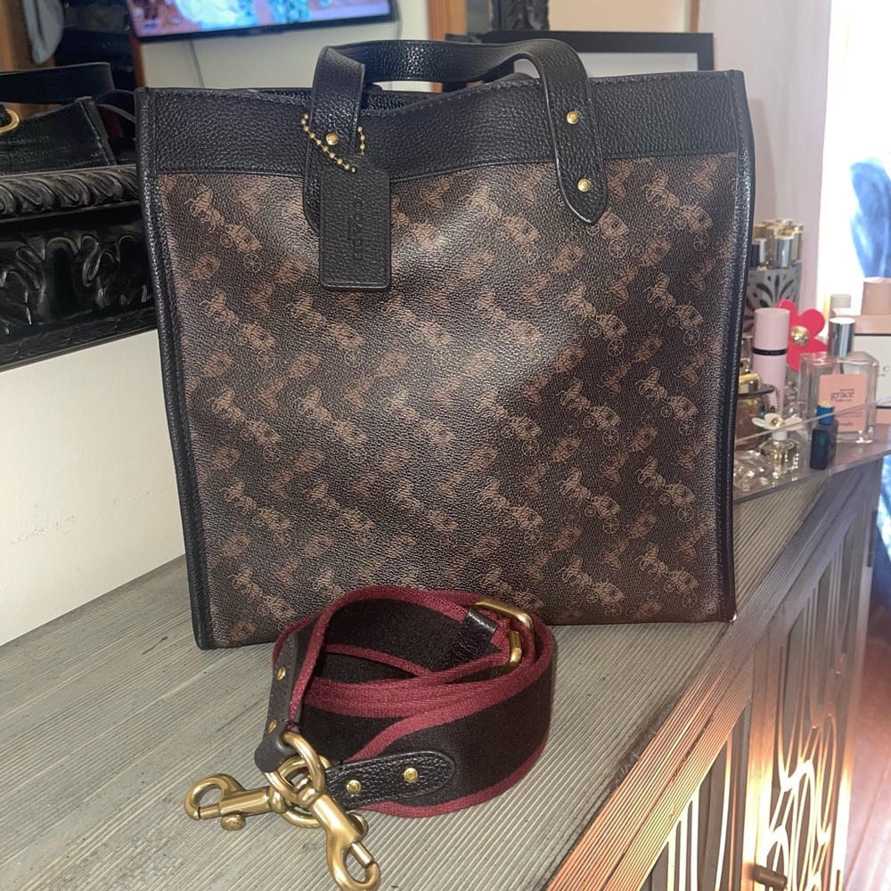 Coach Field Tote with Horse and Carriage print in Truffle Black